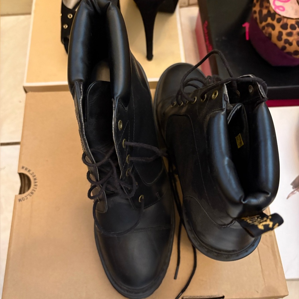 Dr. Martens Black Lace Up Boots Durable Leather - Picture 3 of 4